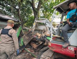 Satpol PP Kota Bandung Bongkar 10 Bangunan Liar di Jalan Anggrek