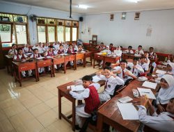 Erwin Tinjau SDN 083 Babakan Surabaya, Perintahkan Renovasi Toilet Sekolah