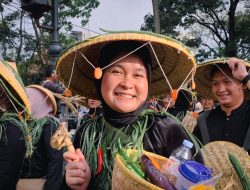 Ribuan Warga Padati Kirab Budaya HUT ke-80 Jawa Barat di Pusat Kota Bandung