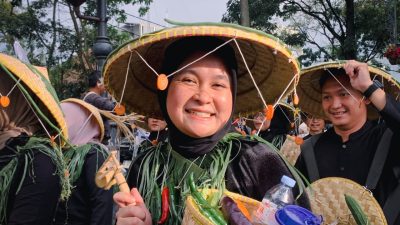 Ribuan Warga Padati Kirab Budaya HUT ke-80 Jawa Barat di Pusat Kota Bandung