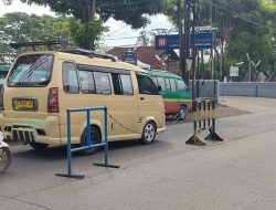 Pembatas Jalan Berbahaya Berdiri Dekat Pabrik, Warga Pertanyakan Fungsi Pengawasan