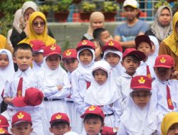 Hari Pertama Masuk Sekolah, Siswa Bandung Antusias Kembali Belajar